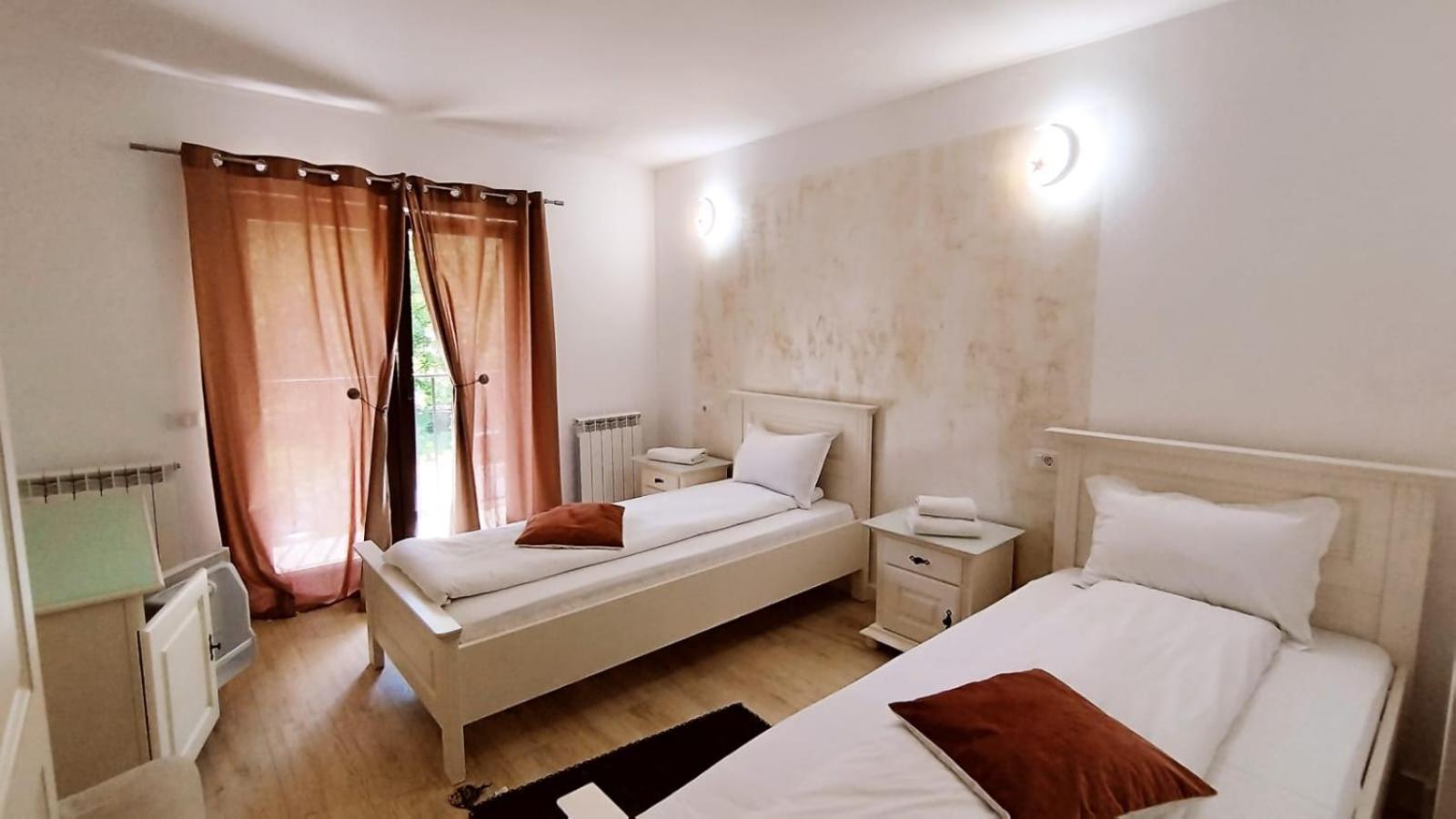 La Rascruce De Ape Hotel Sucevita Buitenkant foto